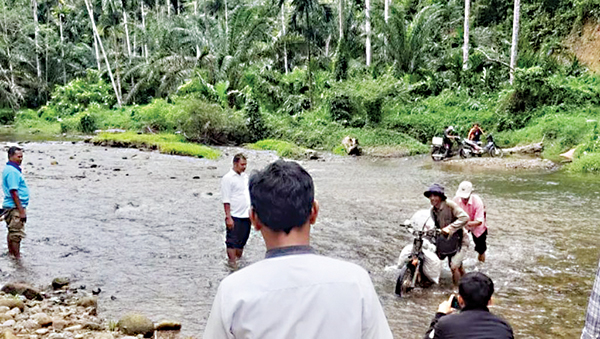 IMPIKAN JEMBATAN GANTUNG— Impian masyarakat Kampung Koto Panjang, Nagari Punggasan Timur, Kecamatan Linggo Sari Baganti, Pessel mendapatkan pembangunan jembatan gantung segera terealisasi.