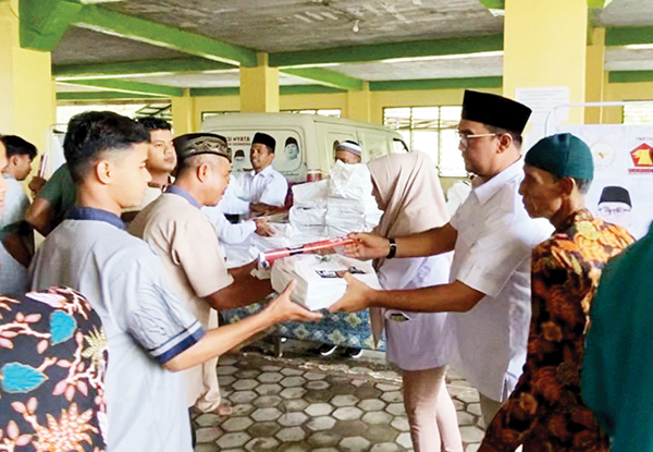 PENYERAHAN NASI KOTAK— Wakil Bendahara DPD Gerindra Sumbar Dafrawira De Hansen menyerahkan nasi kotak Jumat Berkah dari Andre Rosiade kepada jamaah Masjid Nagari Bungus.
