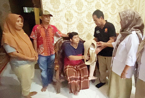 SERAHKAN KAKI PALSU— Pengurus DPD Gerindra Sumbar menyerahkan kaki palsu bantuan dari Anggota DPR RI Andre Rosiade kepada Dandy Salwa di Koto Marapak, Pariaman Timur, Kota Pariaman.