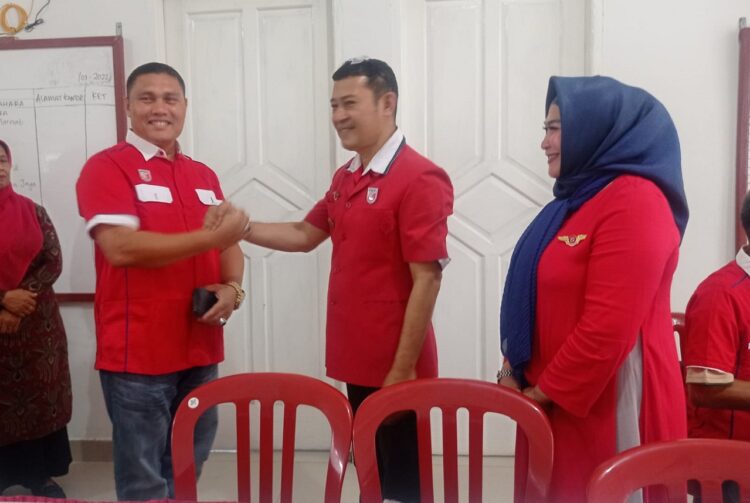 SAKSIKAN—Jhoni Indra Kartika, Ketua korwil Sumatera II memasang pin pada ketua DPK PKP Pasaman Rispondi, disaksikan oleh ketua DPP PKP Sumbar, Dra.Salmah.