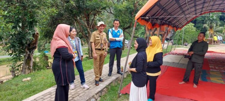 PERTEMUAN--PLN UP3 Solok adakan pertemuan dengan Kepala Dinas Pariwisata Kabupaten Sijunjung Aprinaldi dan tim di Rest Area Geopark Silokek, membahas rencana penambahan suplai listrik.