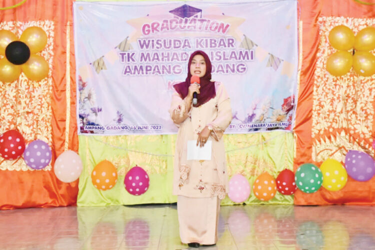 MINTA--Bunda PAUD Agam, Ny Yennita Andri Warman meminta lembaga pendidikan usia dini bentuk program kunjungan ke perpustakaan bagi anak didik.