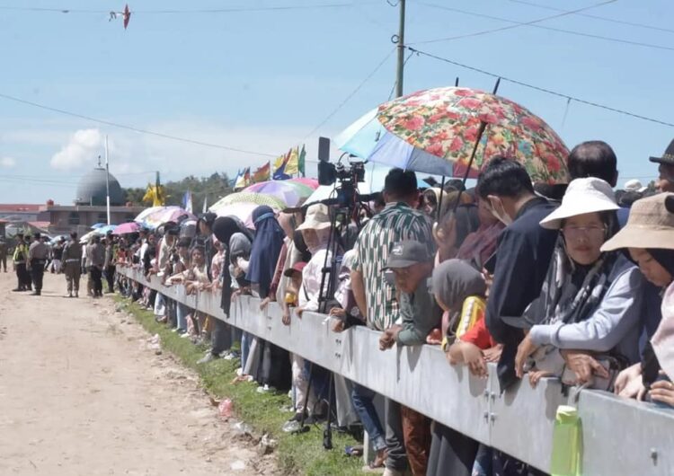 SAKSIKAN—Ratusan penonton antusias menyaksikan perlombaan pacu kuda Pabasko Padangpanjang.