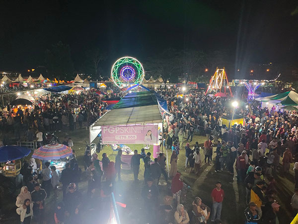 Pasar Malam Gembira Ria Solo Hadir di Lapangan Anas Karim 1 Wahana Pasar Malam kembali hadir di Padang Panjang. Mengambil tempat di Lapangan Anas Karim, pasar malam yang di hadirkan Grup Gembira Ria asal Kota Solo, Jawa Tengah ini telah dibuka sejak Sabtu (28/5) lalu.