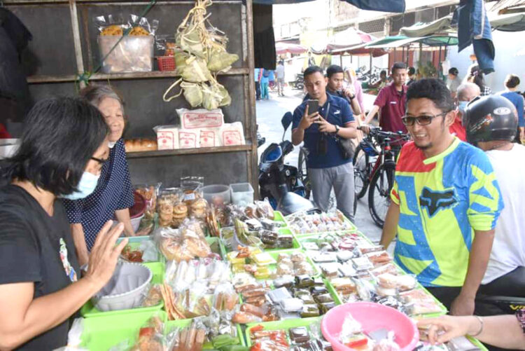 NYAMAN DAN BERSIH— Wako Padang berinteraksi dengan salah seorang pedagang makanan saat meninjaui Pasar Tanah Kongsi di Kelurahan Kampung Pondok.  Pasar tradisional ini akan dinilai tersebut sebagai pasar rakyat terbersih oleh Tim Penilai Tingkat Provinsi Sumatera Barat.