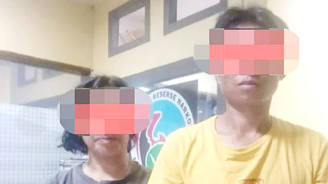 PASUTRI NYABU— Pasutri Joni Adrizal (41) dan Yesi Kurnia Dewi (41) ditangkap Tim Rajawali Polresta Padang dengan barang bukti sabu dan bong.