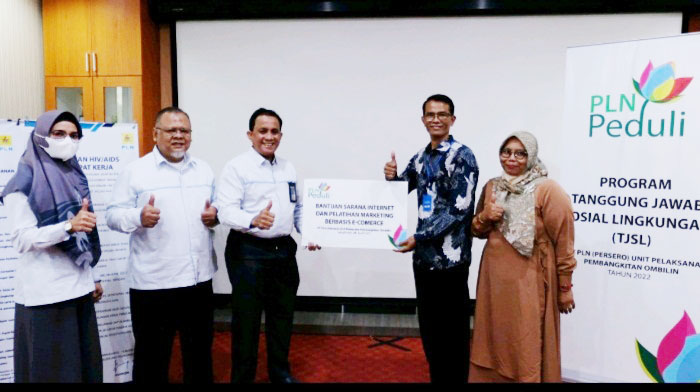 SERAHKAN BANTUAN PENDIDIKAN— Manajer PLN UPK Ombilin Shodiqin menyerahkan Rp50 juta bantuan pendidikan kepada Kepala SMKN 1 Sawahlunto Agus Haryanto.