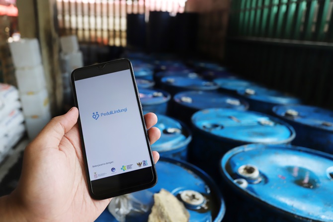 MINYAK GORONG— Pekerja toko minyak goreng dan sembako saat menyiapkan minyak goreng di Pasar Kebayoran Lama, Jakarta, Senin (27/6/2022).