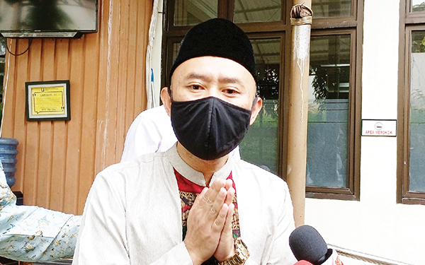 Pelawak sekaligus penyiar Ronal Surapradja.