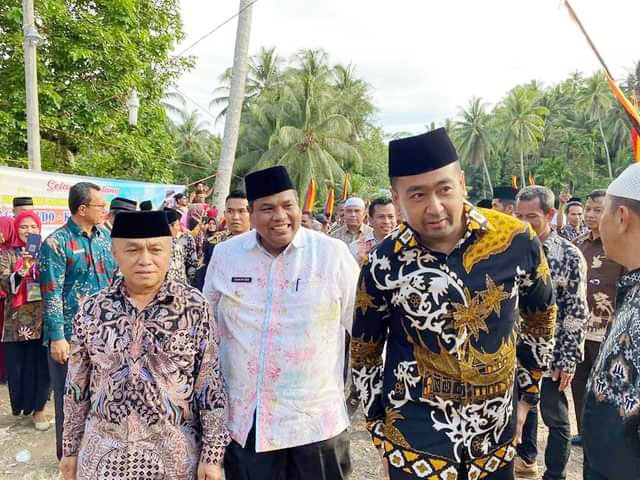 BATAGAK KUDO— Wagub Audy Joinaldy dan  Bupati Suhatri Bur didampingi ketua panitia H Mahyuddin di lokasi acara Batagak Kudo Kudo Surau.