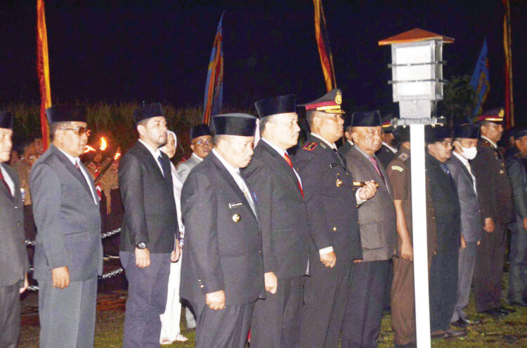RENUNGAN SUCI— Bupati Agam Dr. H. Andri Warman dan Wakil Bupati Agam, Irwan Fikri, SH Dt. Parpatiah melaksanakan apel renungan suci di Taman Makam Pahlawan Siti Manggopoh, Kecamatan Lubuk Basung.