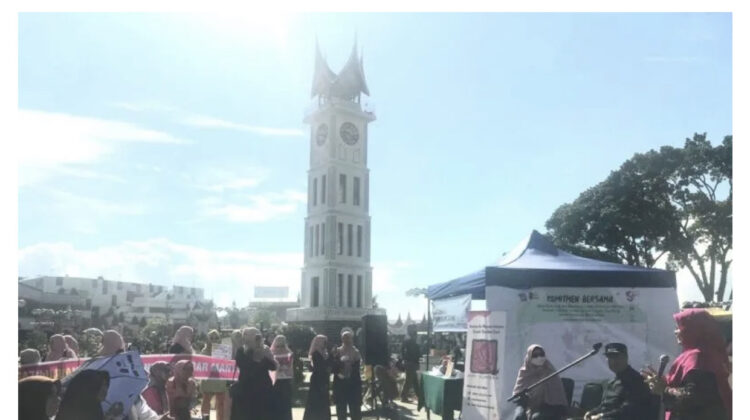 Asosiasi Ibu Menyusui Indonesia (AIMI) Sumbar dan Bukittinggi Peduli ASI (BPA) memotivasi pengunjung taman Jam Gadang Bukittinggi, agar memberikan ASI ekslusif kepada bayi.