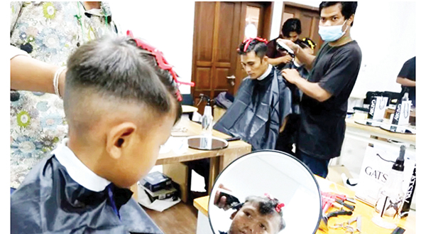 PELATIHAN— Puluhan pemuda wirausahawan milenial Kota Bukittinggi dilatih Barbershop yang digelar Dinas Penanaman Modal Pelayanan Terpadu Satu Pintu Perindustrian dan Tenaga Kerja (DPMPTSPPTK).