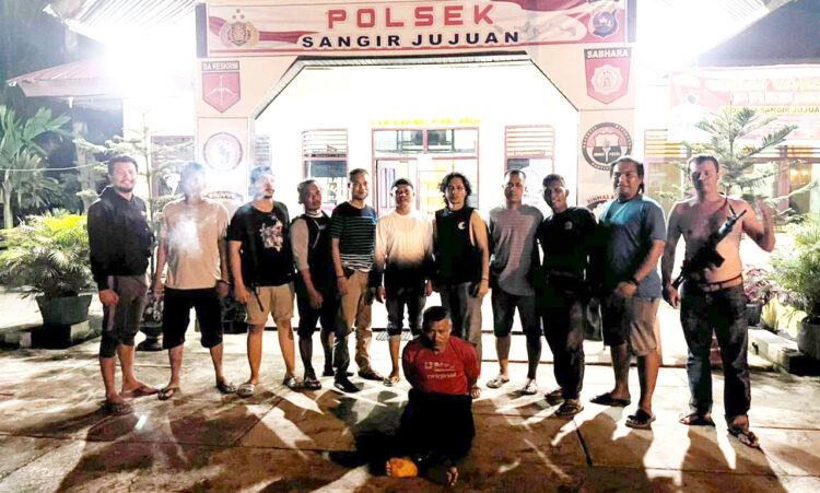 PENEMBAK DITANGKAP— Pelaku H (47) yang menembak korban menggunakan senapan angin hingga meninggal dunia, ditangkap jajaran Polres Pessel bersama Polsek Pancung Soal.