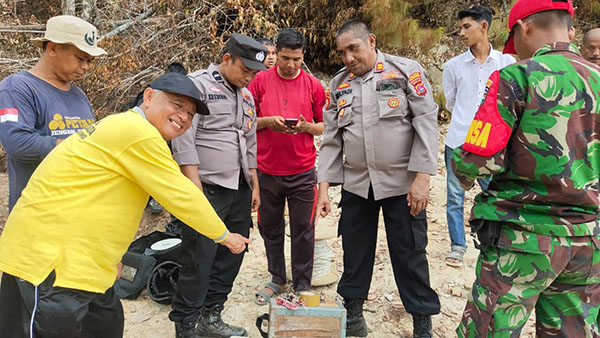 MORTIR— Tim Jibom Satbrimob Polda Sumbar memusnahkan mortir aktif yang ditemukan warga di lahan perkebunan Kenagarian Batu Manjulur, Sijunjung.