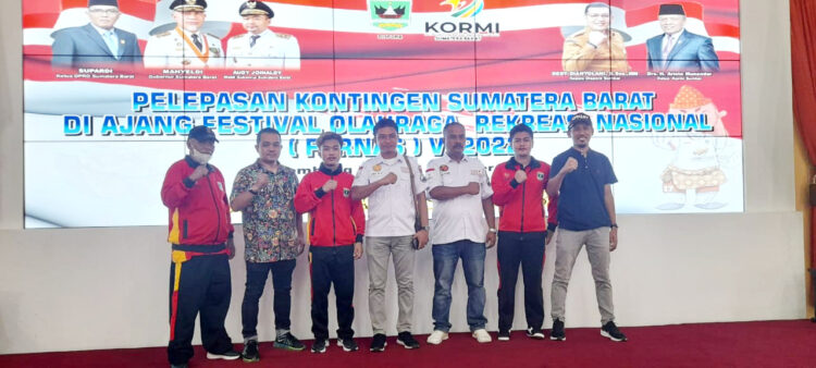 FOTO BERSAMA--Atlet dan ofisial Pengda IOF Sumbar menunju Fornas VI Palembang di Istana Gubernur Sumbar.