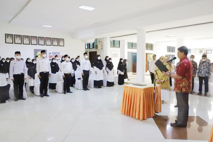 SERAHKAN SK— Pemko Solok serahkan SK kepada Pegawai Pemerintah dengan Perjanjian Kerja (PPPK) Formasi Guru.