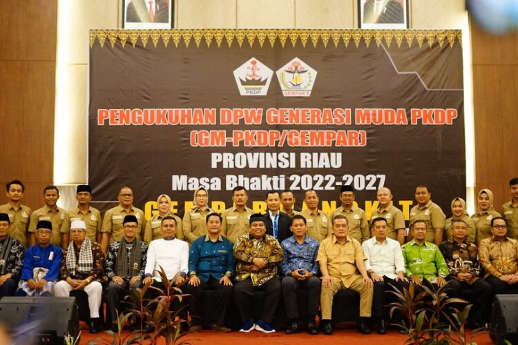Bupati Padangpariaman Suhatri Bur, kemarin, sepulang dari pelantikan Generasi Muda Pariaman (Gempar/GM-PKDP) Provinsi Riau.