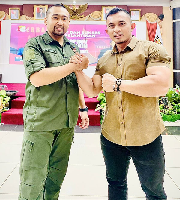 SALAM KOMANDO--Ketua Perbakin Sumbar Audy Joinaldy dan Ketua Pengurus Milenial Olahraga Minangkabau Diding Grimon.