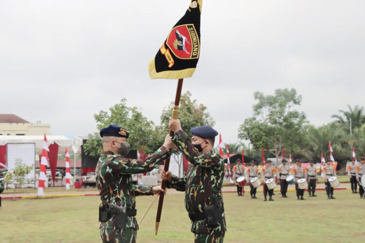 SERAHKAN PATAKA-Kapolda Sumbar Irjen Pol Teddy Minahasa menyerahkan pataka kepada Wadansatbrimob AKBP Tri Hadiyanto sebagai tanda peresmian Batalyon C Pelopor Dharmasraya.