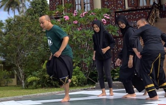 Diinisiasi Supardi, Pasar Seni Payakumbuh Angkat Kekayaan Nilai Kuliner Tradisional Minangkabau 1 Permainan tradisional Minangkabau.