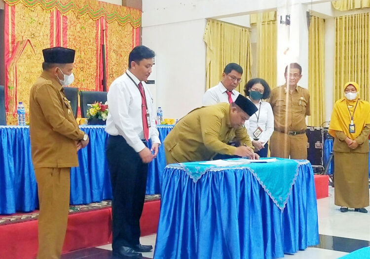 Pertama Kali, Bupati Suhatri Bur MoU dengan Ditjen Perbendaharaan Sumbar 1 TANDA TANGAN—Bupati Padangpariaman Suhatri Bur saat tanda tangani MoU dengan Ditjen Perbendaharaan Sumbar.