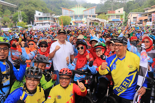 BERSEPEDA— Wali kota Payakumbuh, H Riza Falepi di tengah para pesepeda dari Sumbar, Riau, Jambi dan Sumut di Ngalau Indah Payakumbuh menikmati alam kota randang itu.
