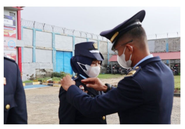 Hari Kesadaran Nasional 2022, Meningkatkan Kualitas Pengabdian pada Masyarakat 1 SEMATKAN—Kalapas Sawahlunto sematkan penghargaan pada pegawai terbaiknya.