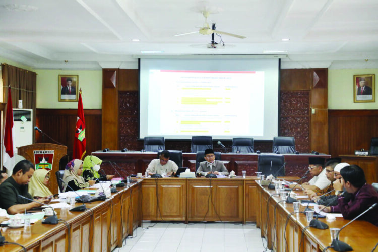 EVALUASI— DPRD Kota Bukittinggi melakukan rapat evaluasi Propemperda 2022.