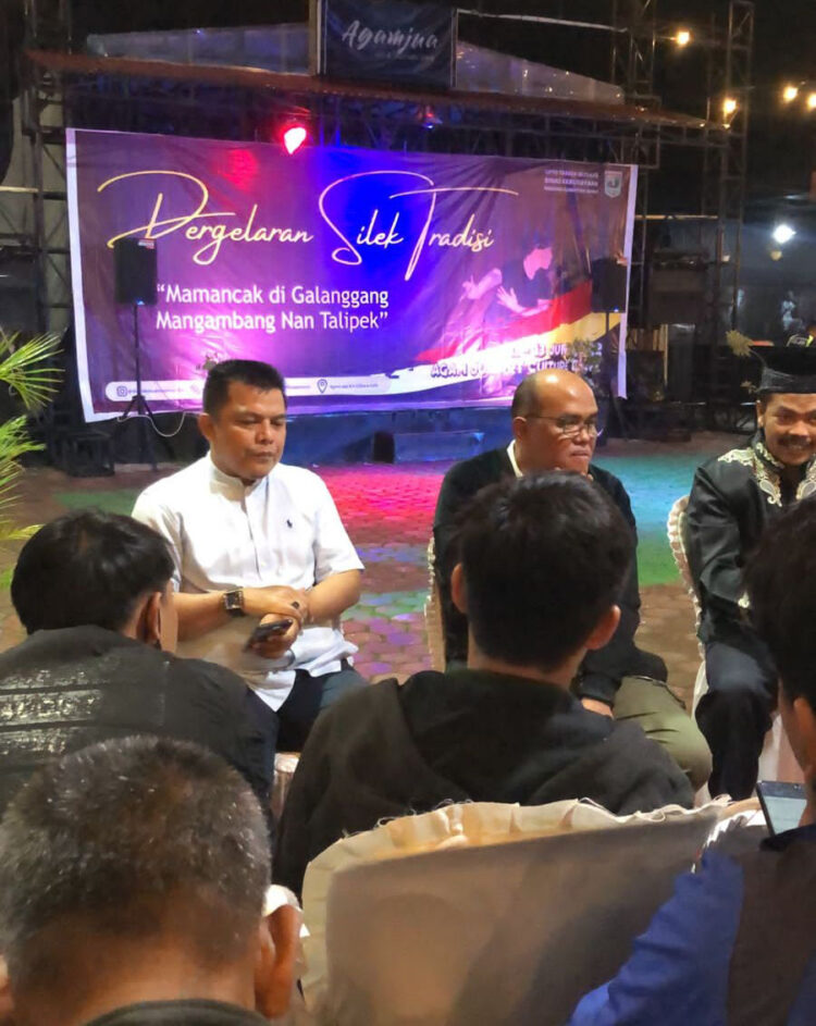 DAMPINGI—Supardi, didampingi Kepala UPTD Taman Budaya Sumbar Hendri Fauzan dan Kurator Silek Tradisi kepada wartawan di Agam Jua Caffe.