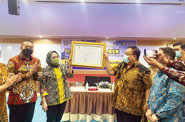 SERTIFIKAT AKREDITASI A— Dirjen Nakes Kemenkes RI Drg Arianti Anaya, menyerahkan sertifikat Akreditasi A kepada RSUP M. Djamil Padang sebagai Institusi Penyelenggara Pendidikan dan Latihan yang diterima langsung oleh Dirut M. Djamil Yusirwan, Sabtu (25/6).