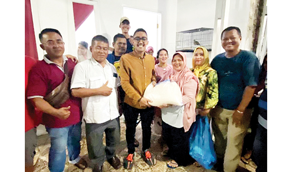 BAGIKAN BERAS DAN SEMBAKO— Pengusaha muda Kota Padang Rachmad Wijaya membagikan beras dan sembako untuk warga Rawang Mata Air, Kecamatan Padang Selatan.