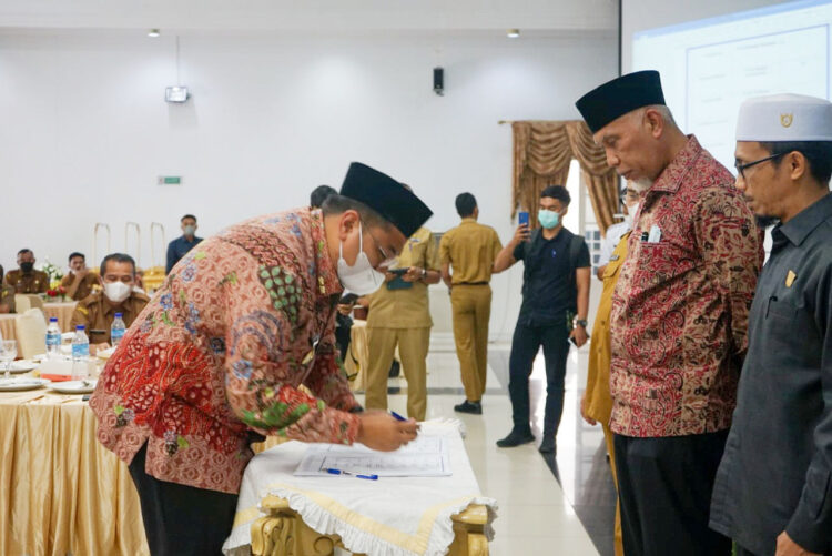 TANDAT ANGAN—Wabup Richi Aprian tandatangani surat pengunduran diri sebagai tuan rumah Porprov.