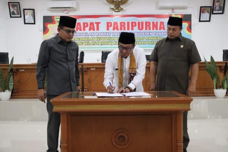 TANDA TANGAN—Bupati Tanahdatar Eka Putra tanda tangani kesepakatan disaksikan Anton Yondra dan Syaidani.