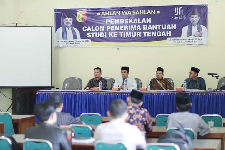PEMBEKALAN— Wakil Wali Kota Solok Ramadhani Kirana Putra pimpin rapat pembekalan pelajar calon penerima bantuan studi ke Timur Tengah, untuk mewujudkan kecerdasan spritual.