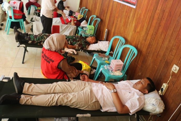 Rayakan HUT Kodam I/BB, Kodim 0310/SS Sumbangkan Darah untuk Masyarakat Sijunjung 1 AKSI DONOR DARAH— Terlihat aksi dan kegiatan donor darah yang digelar Kodim 0310/SS dan PMI Sijunjung juga diikuti Plt Kadis Kominfo David Rinaldo.