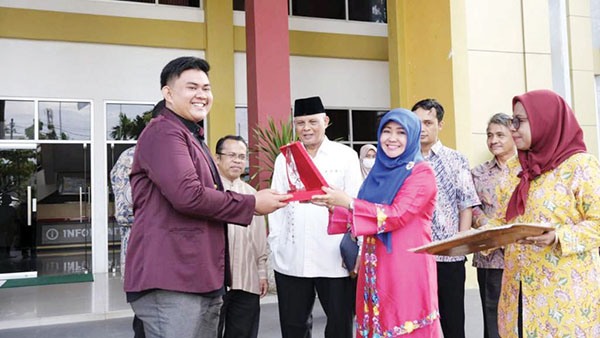 PELEPASAN MAHASISWA— Rektor UIN Imam Bonjol, Prof.Dr.Martin Kustati, melepas 10 mahasiswa untuk ikuti KKN Melayu Serumpun di Aceh, Ke-10 mahasiswa akan bergabung dengan 220 mahasiswa lain yang merupakan utusan 22 PTKIN se-Sumatera.