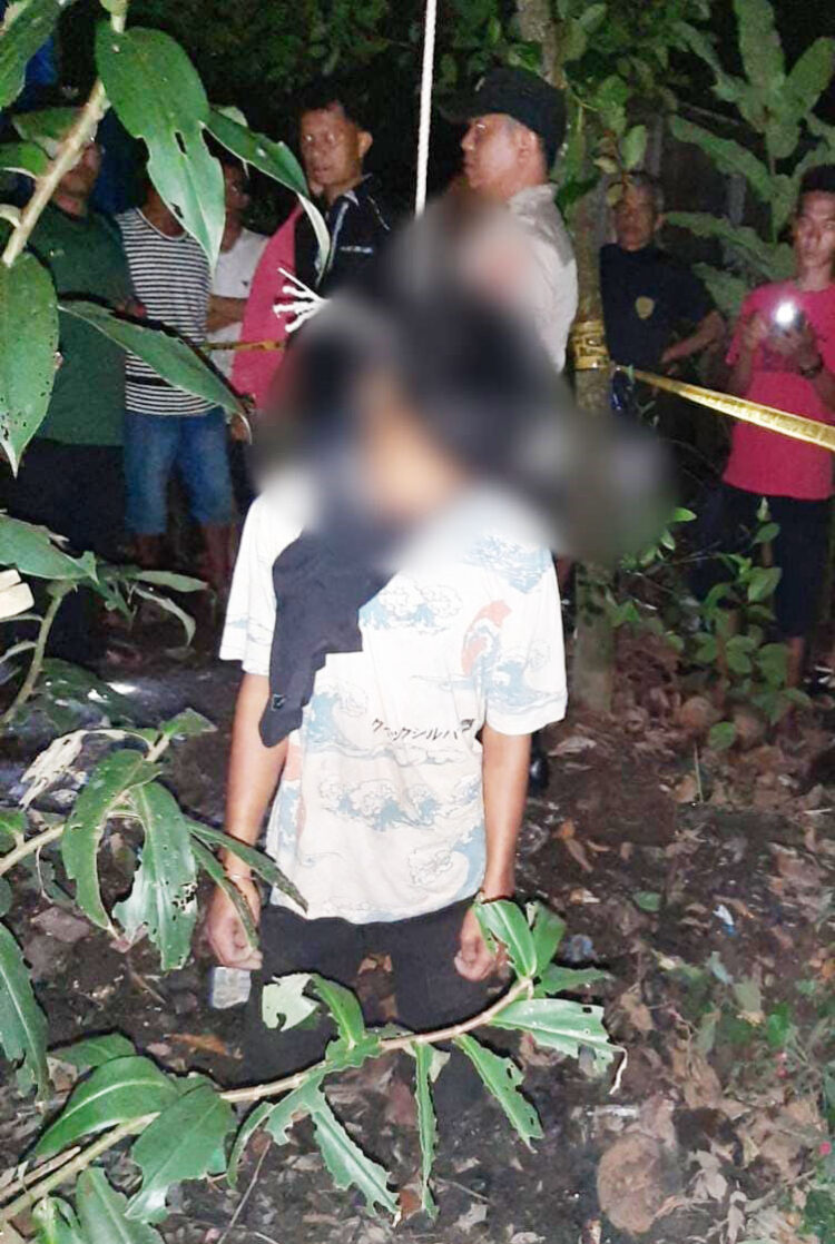 GANTUNG DIRI— Korban AR (17) gantung diri di pohon jengkol belakang rumahnya dengan menggunakan seutas tali.