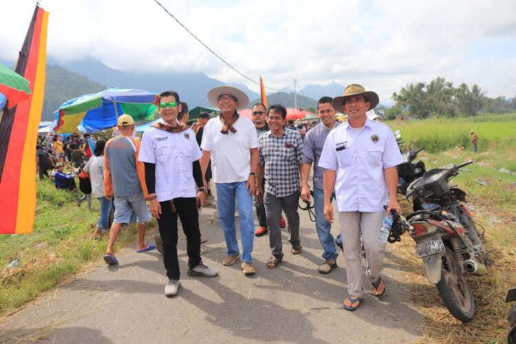 BERBURU BABI—Riza Falepi berada di lokasi buru babi di Nagari Taram, Limapuluh Kota, baru-baru ini.
