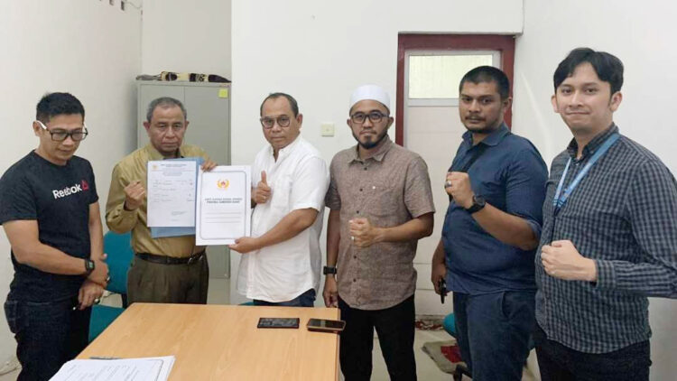 MENDAFTAR--Ronny Pahlawan putra mantan Gubenrur Sumbar Azwar Anas mendaftar diri jadi bakal calon ketua KONI Sumbar pada Musorprovlub  16 Juni menatan.