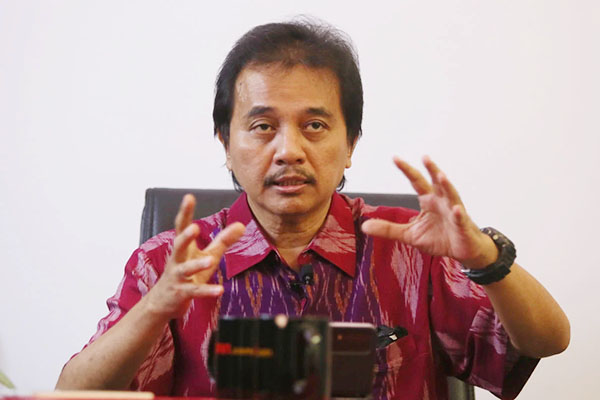 Roy Suryo mengunggah dua foto editan stupa di Candi Borobudur mirip Jokowi