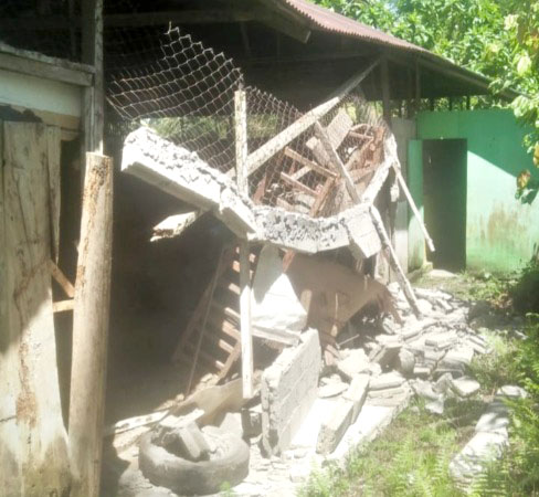 ROBOH— Kondisi bangunan waorkshop di di SMK Teknologi Al Anhar Bayang, Kabupaten Pessel yang roboh akibat gempa berkekuaran 4.9 SR yang melanda wilayah tersebut, Sabtu (25/6) pukul 01.56.34 WIB