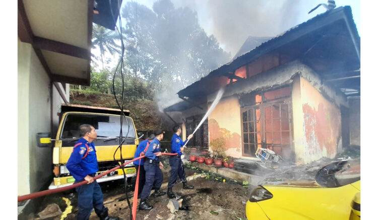 KEBAKARAN— Tim Damkar 
Payakumbuh dibantu Damkar Limapuluh Kota berjibaku memadamkan 
api yang membakar rumah 
dan kandang ayam 
broiler milik 
pensiunan guru.