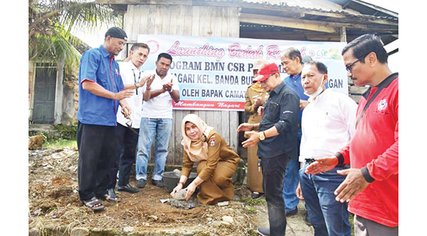 BEDAH RUMAH— CSR PT Semen Padang bersama Forum Nagari Kelurahan Bandar Buat melakukan bedah rumah Trisno, yang beralamat di RT02 RW11 Kelurahan Bandar Buat, Kecamatan Lubuk Kilangan, ditandai dengan peletakan batu pertama, Senin (13/6).