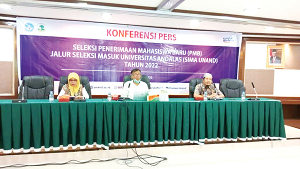JALUR SIMA— Wakil Rektor I Unand Prof. Dr. Mansyurdin, MS didampingi Subkoordinator Bagian Humas Unand Ilfa Trisia memberi keterangan pers  terkait Seleksi Penerimaan Mahasiswa Baru (PMB) Jalur Seleksi Masuk (SIMA), Senin (6/6) di Rektorat Unand.