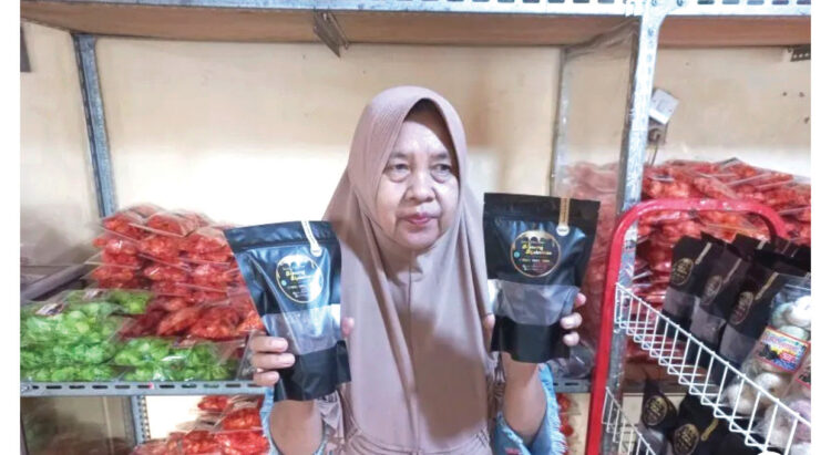 SANJAI CIKLAT--Keripik Sanjai makanan khas dari Bukittinggi hadir dengan rasa cokelat, yang diyakini mampu merebut penikmat kuliner.