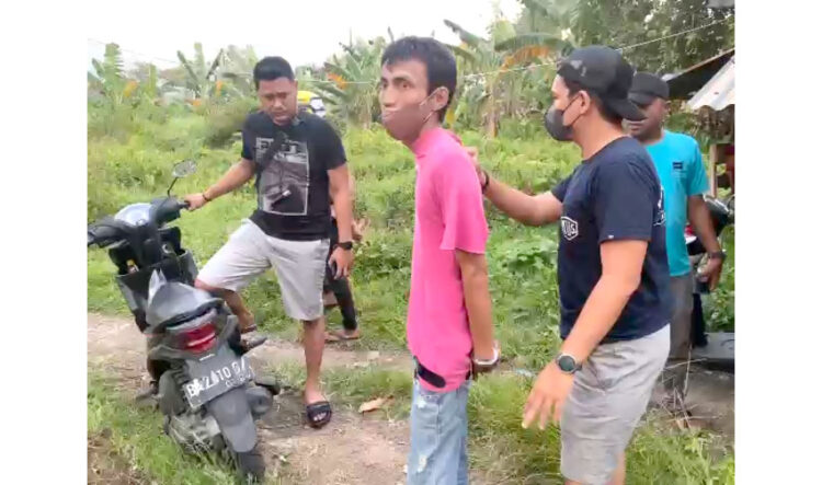 Pengedar Terciduk Bawa 8 Paket Sabu di Kota Padang 1 PENGEDAR DITANGKAP— Pelaku Edo Akbar (27) ditangkap Tim Rajawali Polresta Padang lantaran nekat mengedarkan sabu.