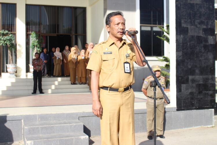 Sekda Pasaman: ASN pada OPD Lebih Fokus Bekerja 1 SAMBUTAN—Sekretaris Daerah Pasaman Drs. Mara Ondak berikan sambutan saat apel pagi, di halaman kantor bupati, Senin (20/6).