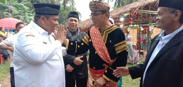 Dalam Menjalankan Amanah, Ninik Mamak harus Miliki Sifat Baik 1 MELEWAKAN GALA— Bupati Padangpariaman Suhatri Bur bersama Usman Dt Rangkayo Mudo.