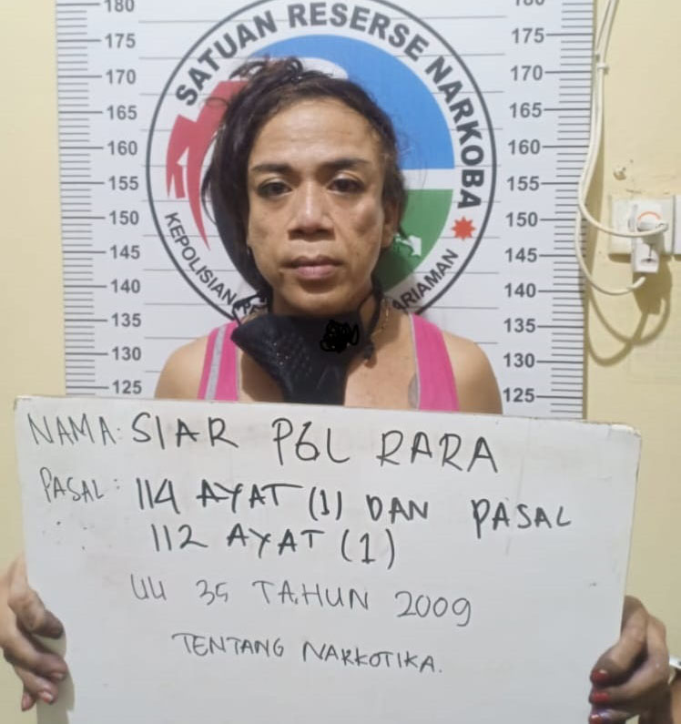 Waria Pemilik Salon Nyambi Jual Sabu di Lubuk Alung 1 PENGEDAR SABU— Pelaku SR (34) ditangkap oleh jajaran Satresnarkoba Polres Padangpariaman dengan barang bukti sabu.